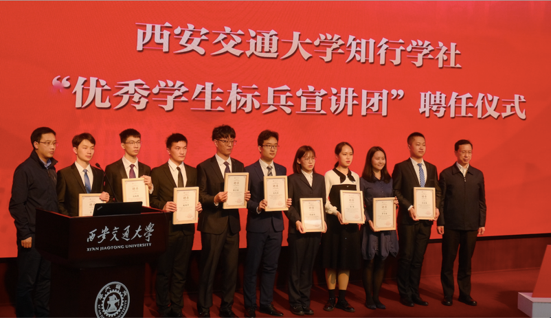 一群人站在一起描述已自动生成 一群人站在一起描述已自动生成